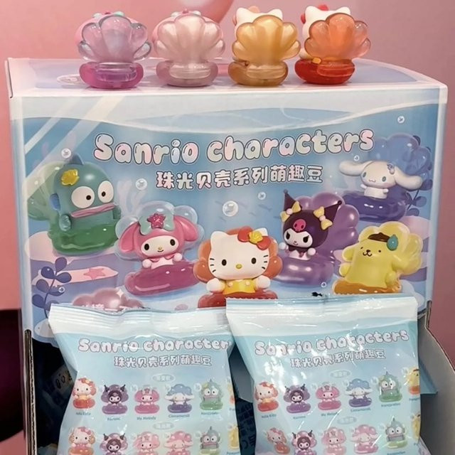 Sanrio Sammelfiguren Blind Box mit verschiedenen Charakteren wie Pompompurin, Cinnamoroll, Pochacco, Keroppi, Kuromi und Osakana in Mehrfarbig - Bild 1