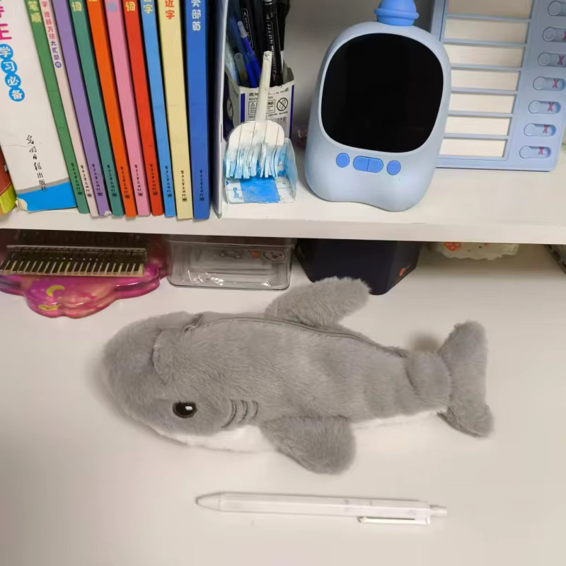 LUSQI Shark Plüschtier-Federmäppchen 2-in-1 in Grau mit großem Fassungsvermögen für Kinder und Teenager - Bild 3