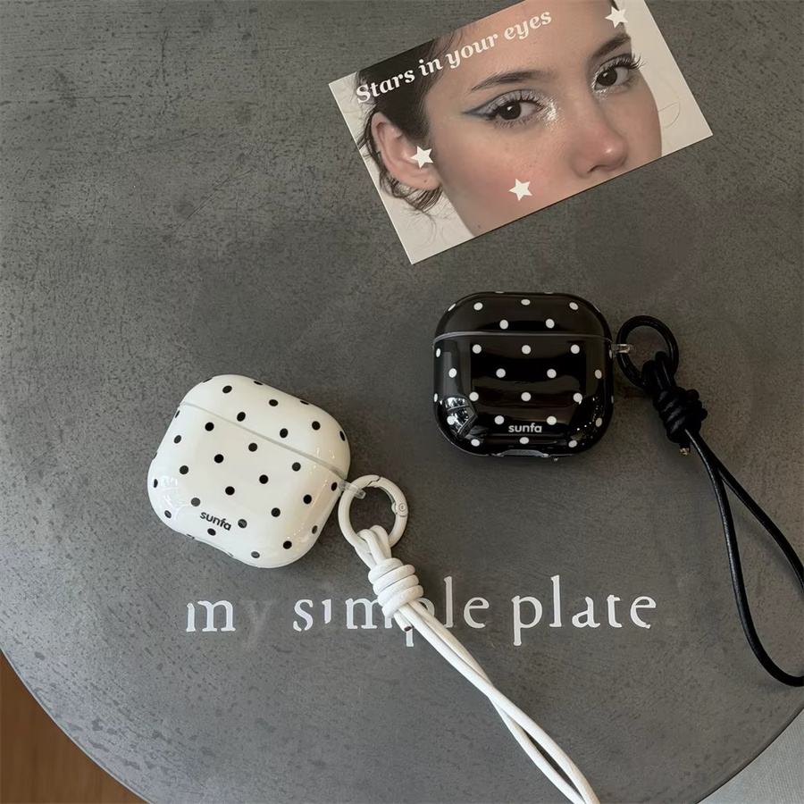 Glänzende Silikon-Schutzhülle mit Polka Dots für Apple AirPods 4, Pro, 3, 2 und 1 Pro in Schwarz oder Weiß - Bild 2