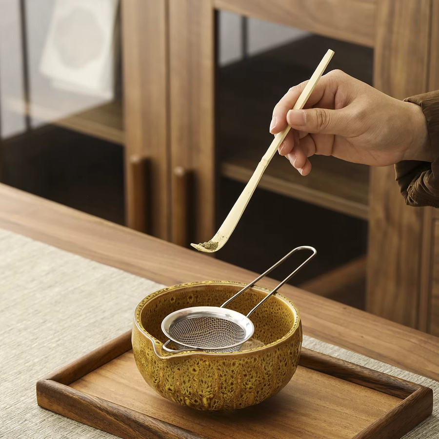 Japanisches Matcha-Keramik-Set von PGY in Rot mit Matcha-Schüssel, Schneebesen und Ständer - Bild 3