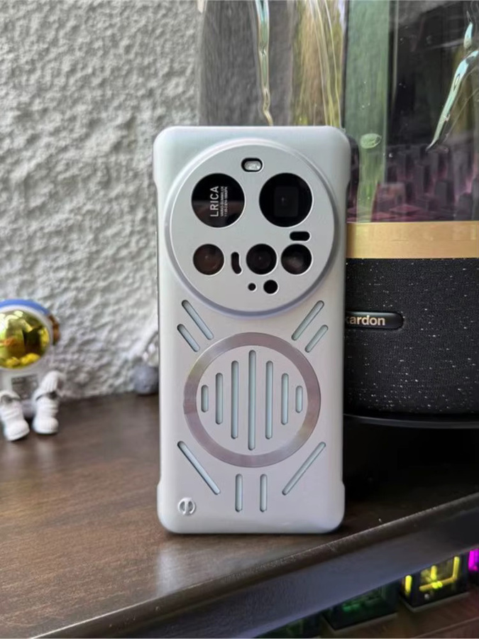 Magnetische und ultradünne Schutzhülle für Xiaomi 12, 13, 14, 15 Ultra und 17 Pro Max in Silber mit rahmenlosem Design und Wärmeableitung aus hartem PC - Bild 4