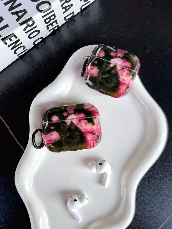 Spring Personality Kopfhörer-Schutzhülle für Apple AirPods 2 3 4 Pro Pro2 Pro3 mit schwarzer Maine Coon Katze und pinken Blumen in glänzender Oberfläche - Bild 2