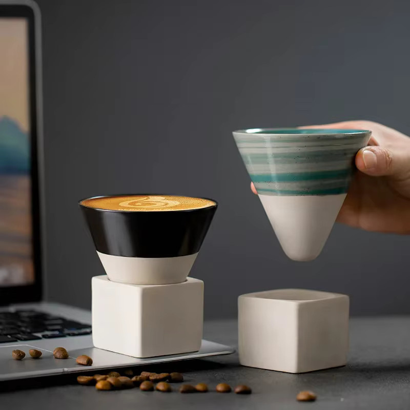 Japanische Keramiktasse im Retro-Design mit dreieckiger Kegelform, Mehrfarbig - Bild 1