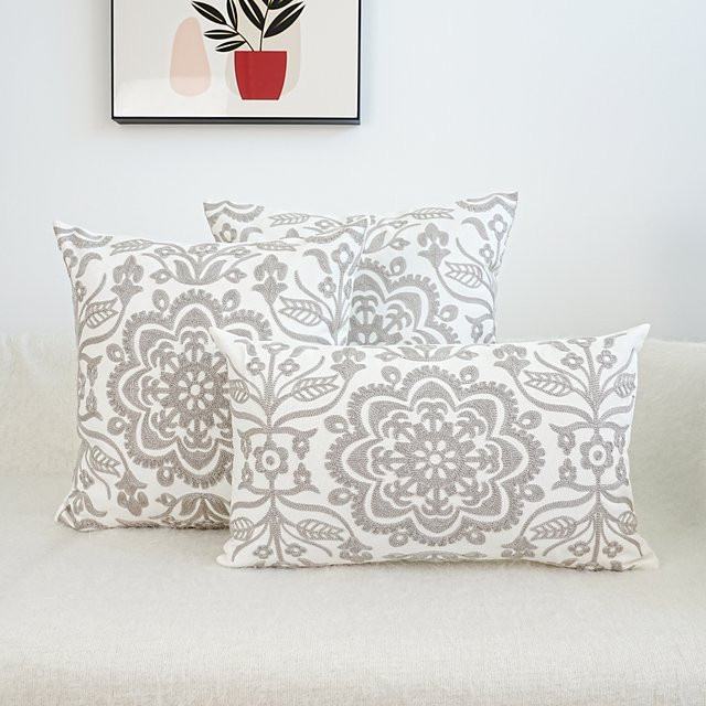 Bestickter Kissenbezug mit floralem Mandala-Blumenmuster in Grau und Weiß, B/B: 45 x 45 cm - Bild 1