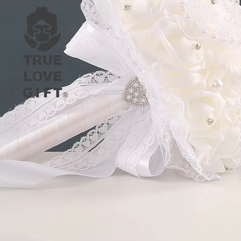 Künstlicher Brautstrauß mit weißen Rosen im klassischen runden Design als Hochzeitsaccessoire aus Textil - Bild 3