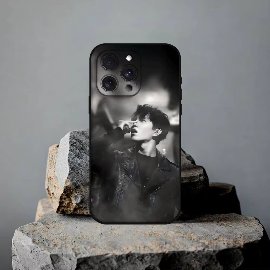 Dimash Kudaibergen Handyhülle für iPhone 16 15 14 13 12 11 Pro Max Plus Mini XR XS SE in Schwarz - Bild 4