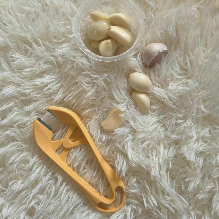 Knoblauchschalenentferner-Clips aus Edelstahl in Gelb als praktisches Gemüse-Schälwerkzeug und Küchenhelfer - Bild 2