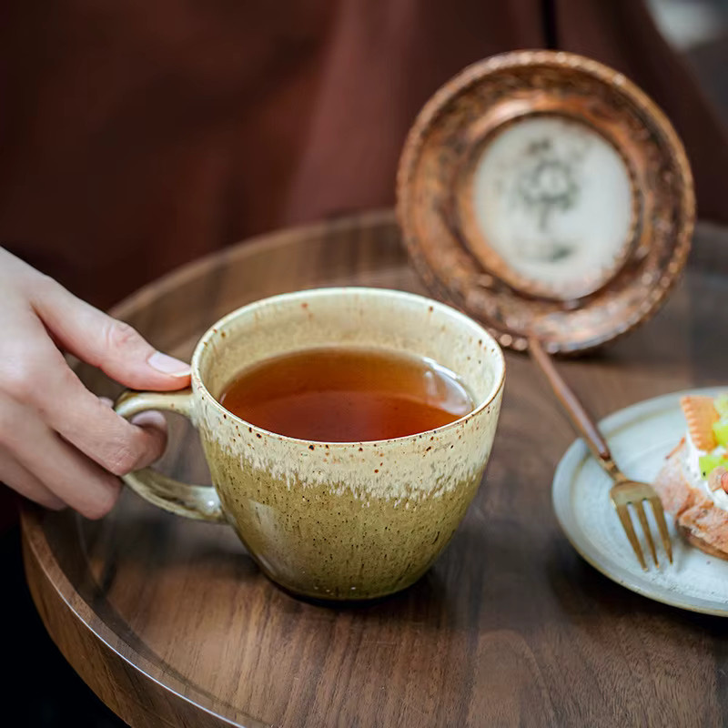 Handgefertigte Keramiktasse in Beige im japanischen Stil mit breiter Öffnung für Kaffee - Bild 2