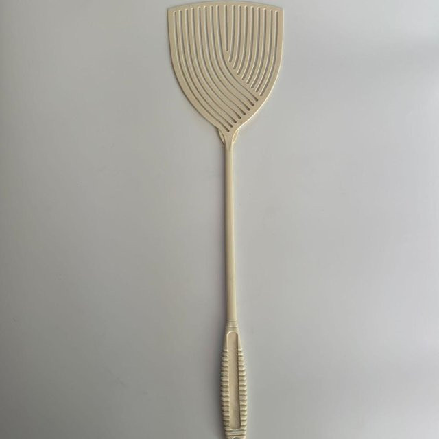 EPniceak Fliegenklatsche aus Kunststoff mit langem Griff in Beige und Grau mit gestreiftem Design - Bild 1