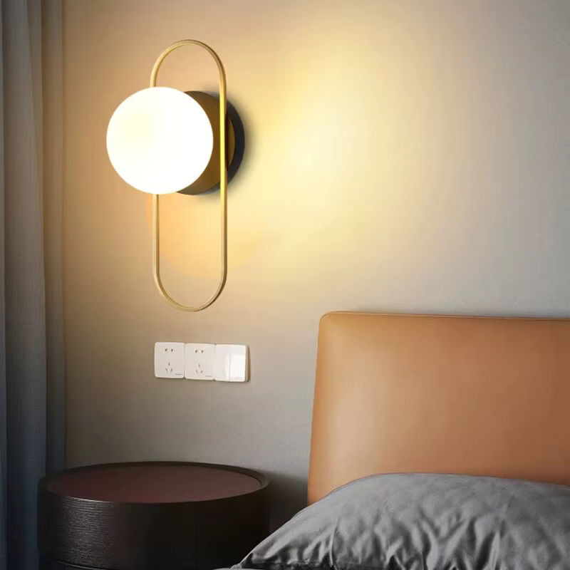 HAULVANG Nordische LED-Wandleuchte mit Mattglas-Kugel in Schwarz-Gold für Schlafzimmer, Küche und Esszimmer inklusive G9-Glühbirne - Bild 3
