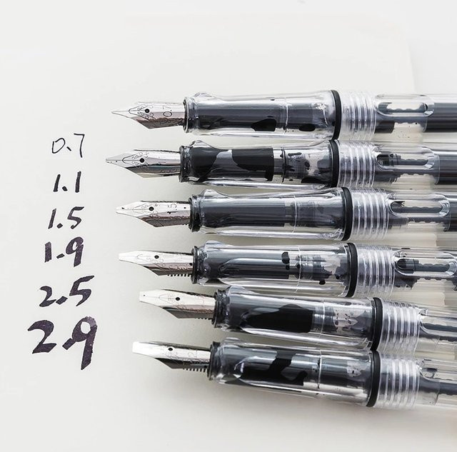 6er Set Kalligraphie Stifte mit flacher Spitze für Gothic, Tibetisch und Arabisch, inklusive schwarzer Tinte und transparenten Kunststoffgehäusen - Bild 1