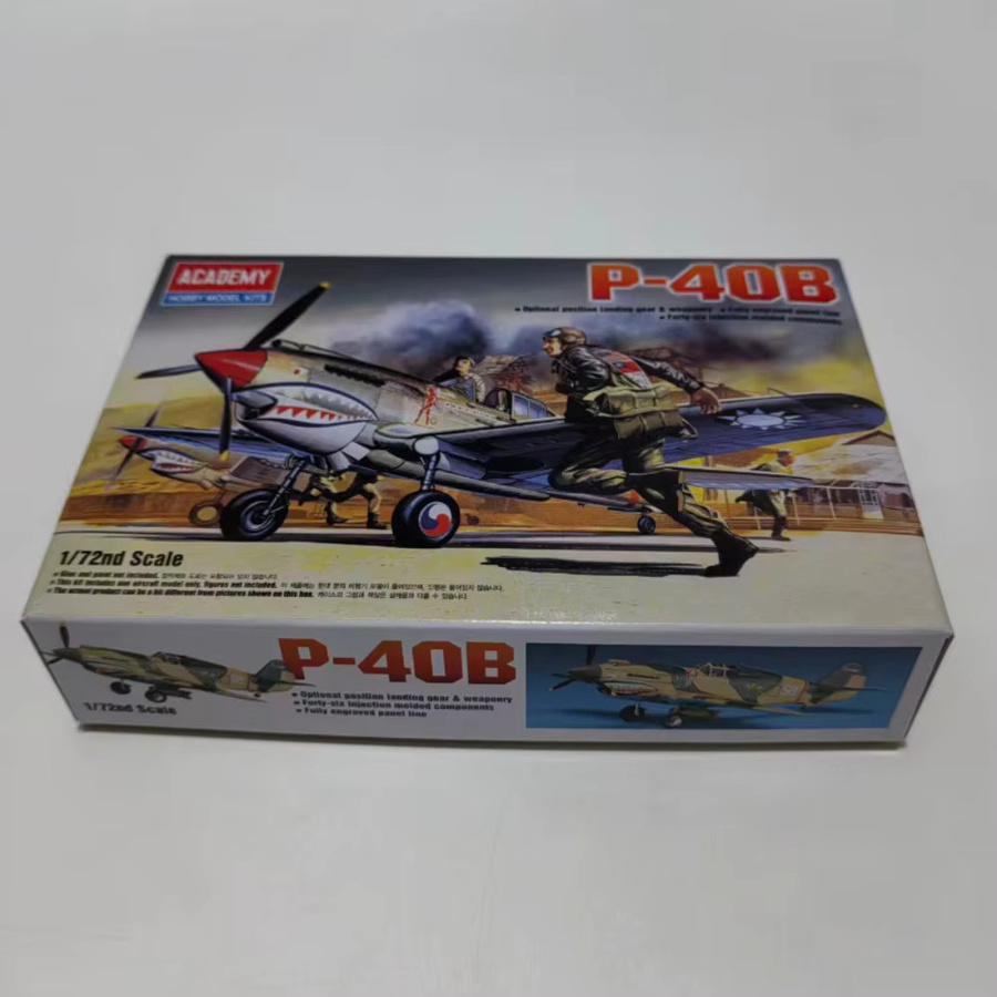 Akademie P-40B-Kampfflugzeug, Plastikmodellbausatz, 1:72 - Bild 2