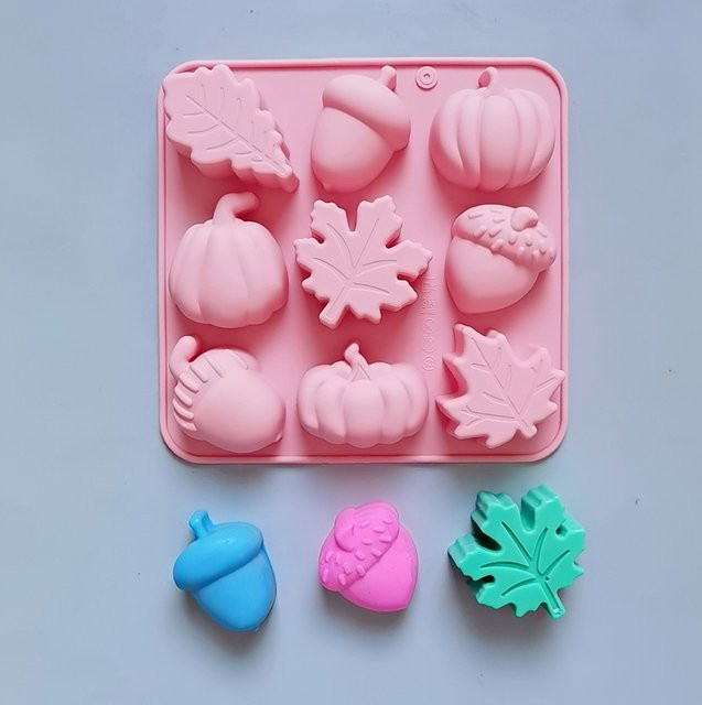 Silikonform mit 9 Mulden im Thanksgiving-Design für Schokolade, Eiswürfel oder Kerzen, Motive Kürbisblatt und Eiche, Blau und Pink - Bild 1