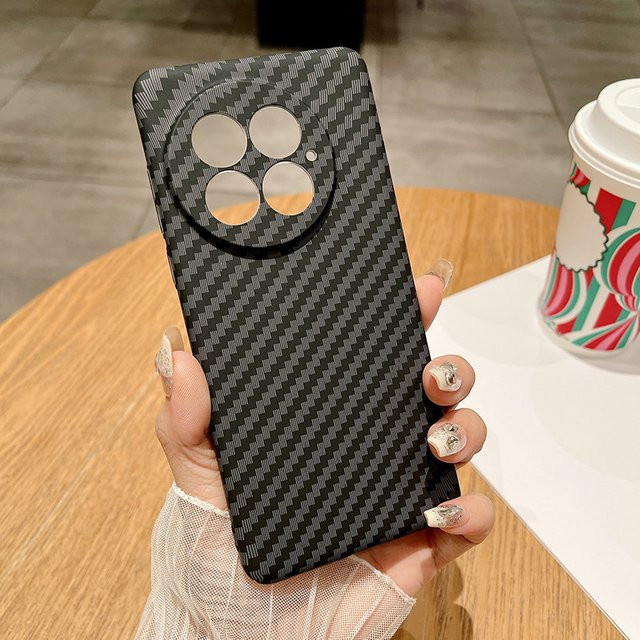 ELVEV Ultradünne Schutzhülle für OnePlus 13 mit Kohlefaser-Streifenmuster aus hartem PC in Schwarz und Rot - Bild 1