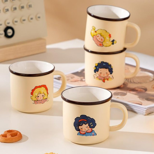 Niedliche Keramiktasse mit Deckel im Cartoon Mädchen Design von Yiran Furniture, Farbe: Weiß, Volumen: 300 ml - Bild 1