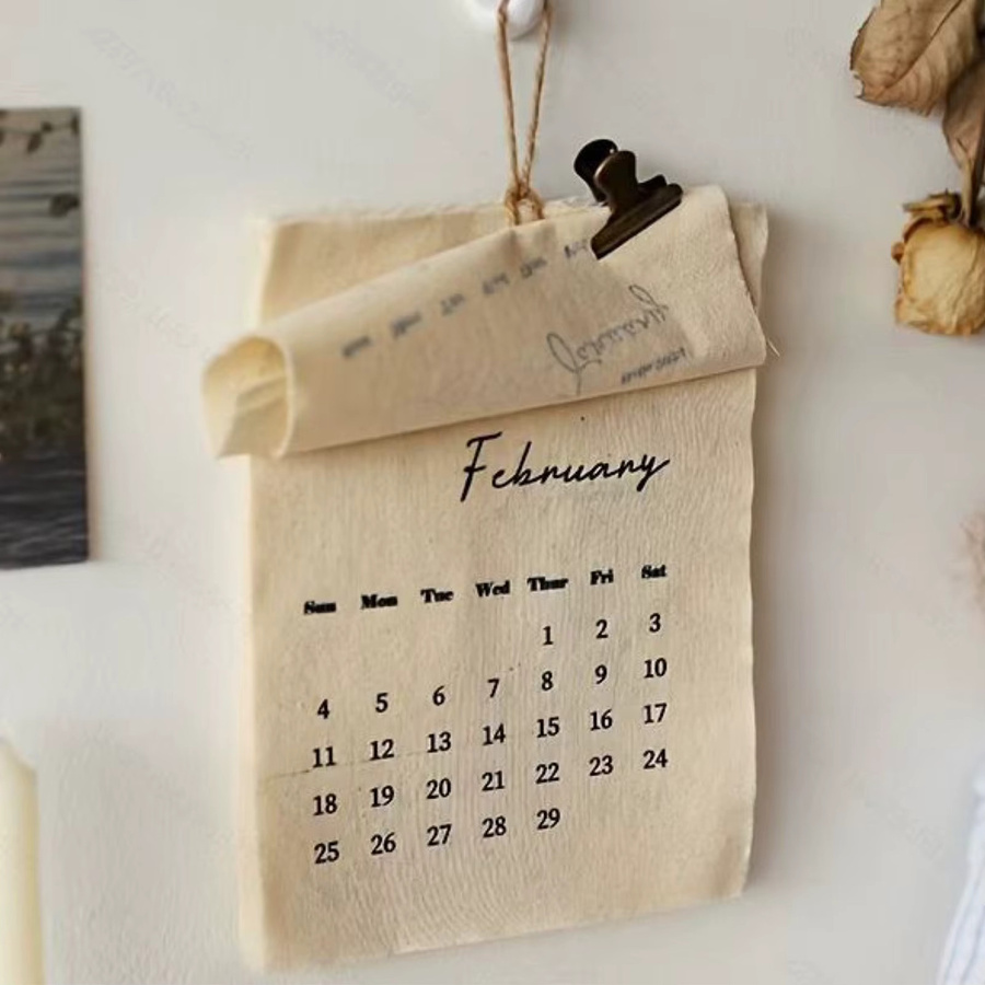 Wiederverwendbarer Stoff-Wandkalender 2026 in Beige mit 12 Monaten und praktischen Taschen für Zuhause oder das Büro - Bild 2