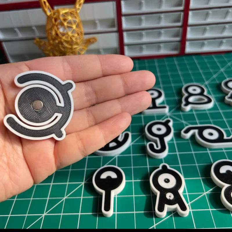Pokemon Unown Figur Modell aus Kunststoff in Gold und Silber für deinen Desktop oder Kühlschrank - Bild 4
