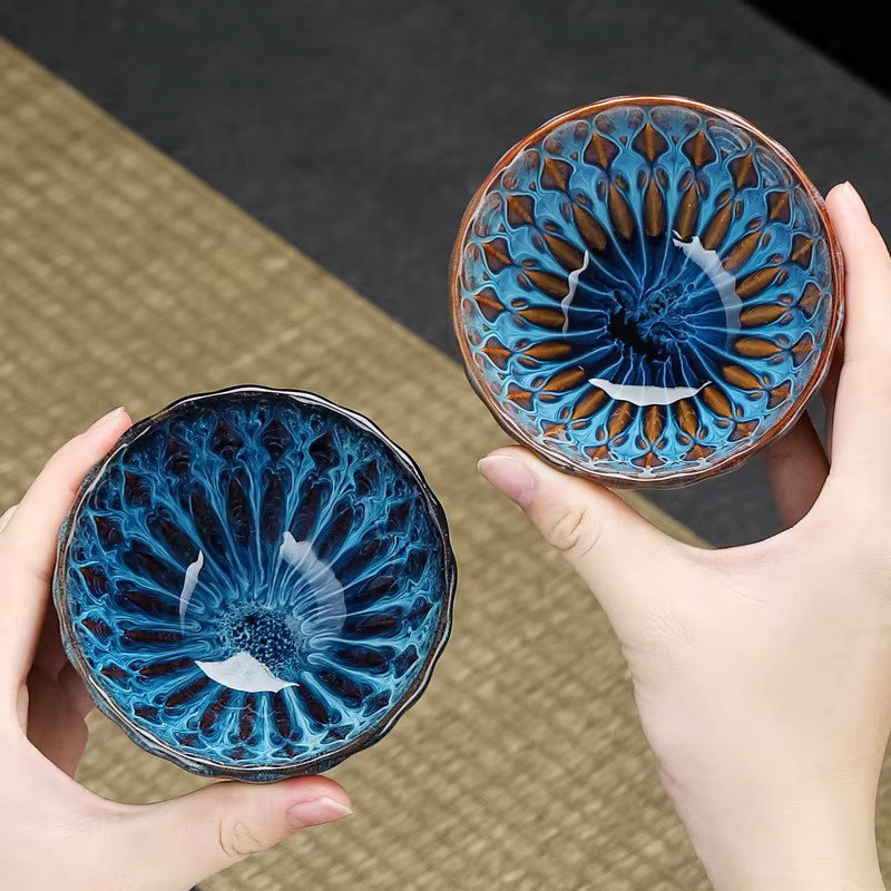 Blau gestaltete Jian Zhan Teeschale aus Keramik mit floralem Rand für Gongfu Tee und Zen Meditation - Bild 2