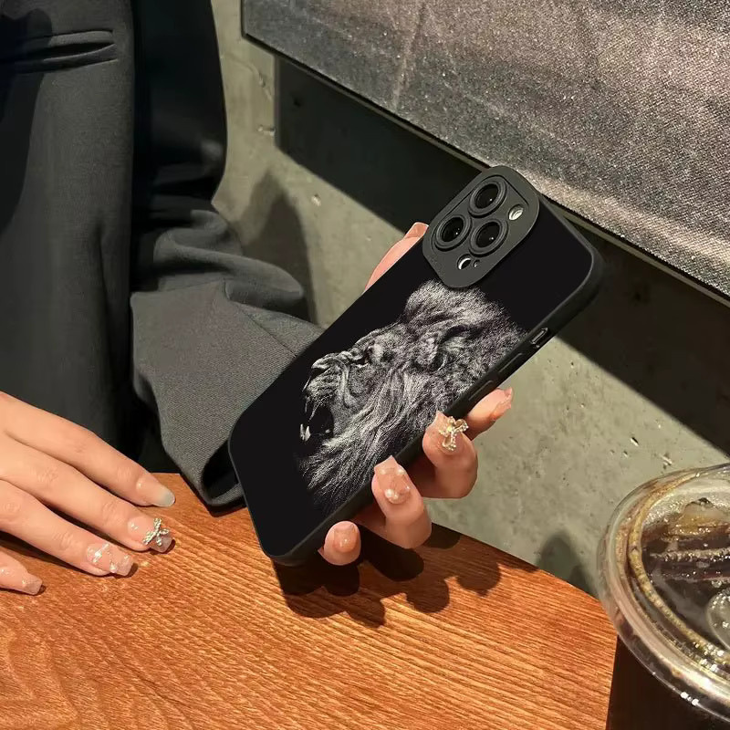 Stoßfeste Silikon Handyhülle mit Löwen-Grafikmuster für iPhone 15 Pro Max 14 13 12 11 XS XR 7 8 Plus SE in Schwarz - Bild 3