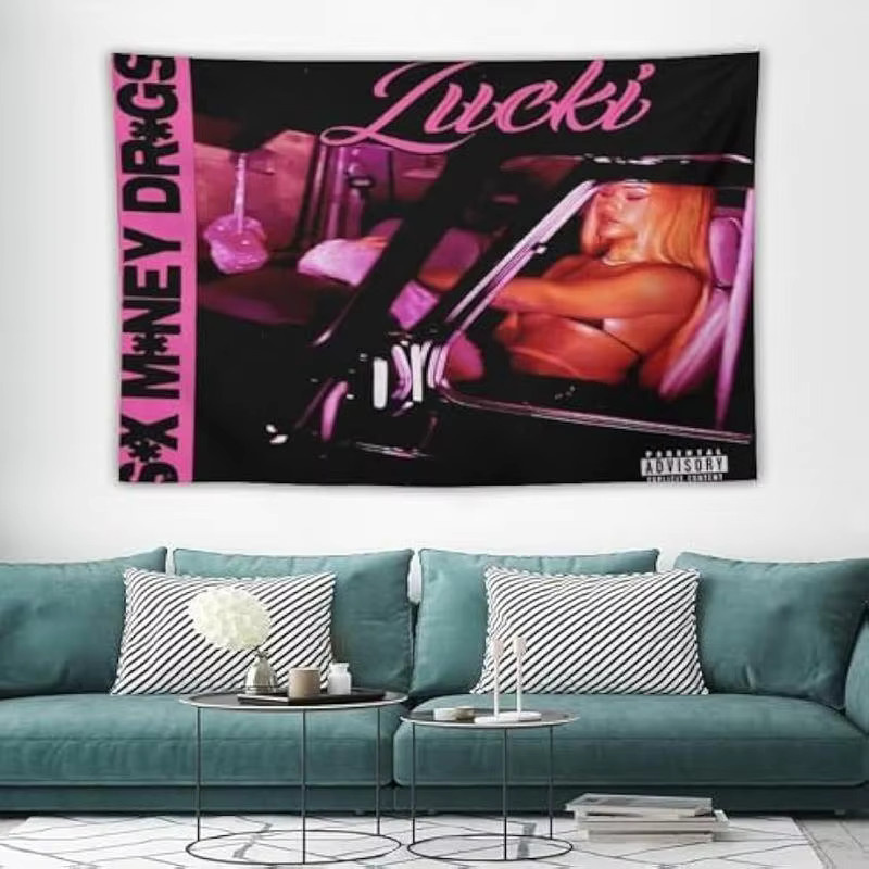 VIKAMA Lucki Album-Cover Wandteppich in Schwarz-Rosa, Hip-Hop Wandbehang für dein Schlafzimmer oder Wohnheim, B: 50 cm, H: 50 cm - Bild 2