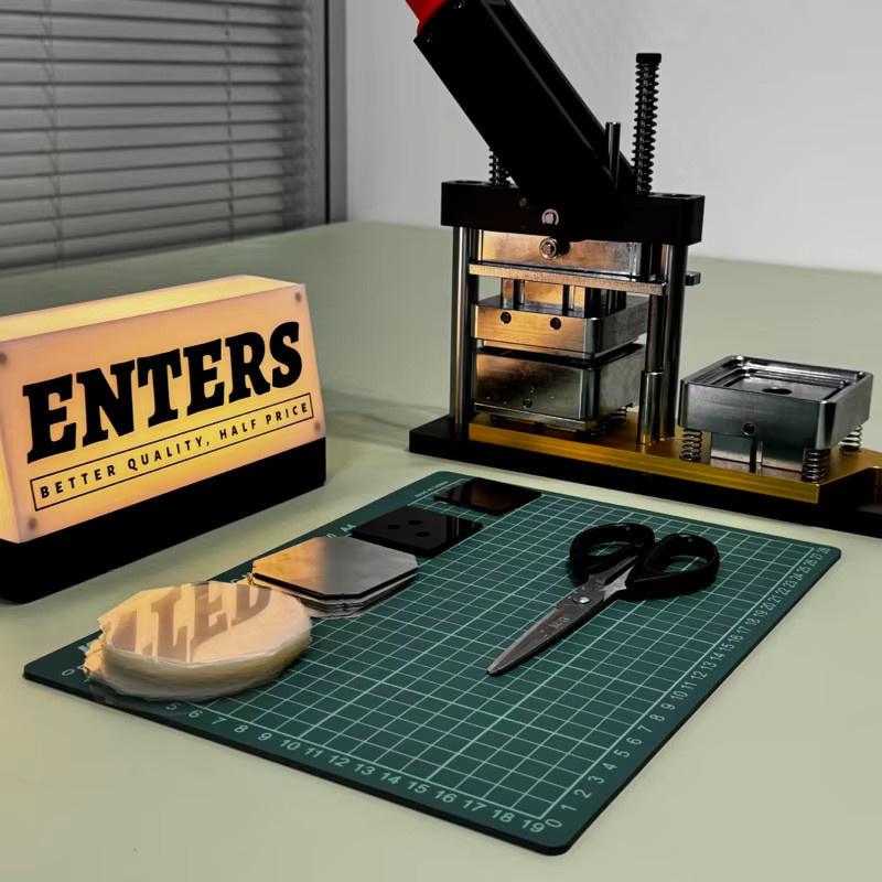 Kühlschrankmagnet-Knopfherstellungsmaschine mit Schneider Electric Schneider und 100 Magneten für quadratische Magnete 50 x 50 mm - Bild 3