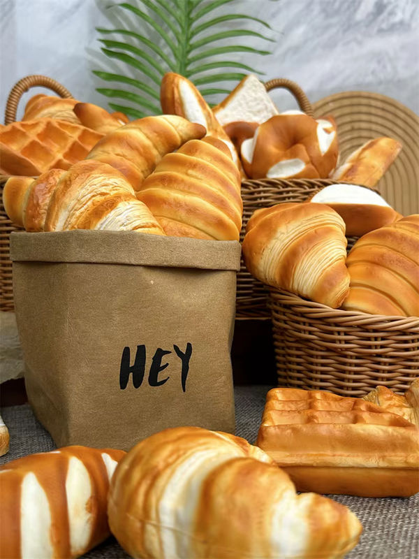 Realistische belgische Waffel als künstliches Modell aus PU-Schaum in Gold, elastische Requisite - Bild 2