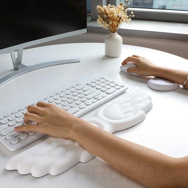 HRUEDA Mauspad und ergonomische Handballenauflage Set für Tastatur und Maus in Grau oder Weiß mit Memory Foam zur Reduzierung von Handgelenkschmerzen für Büro und Gaming - Bild 1