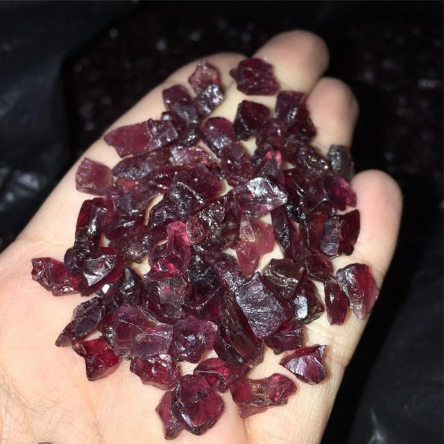 Sisterstone Natürliche Granat Trommelsteine in Rot, 30 g Organische Mineralkristalle zur Dekoration für Garten und Aquarium - Bild 1