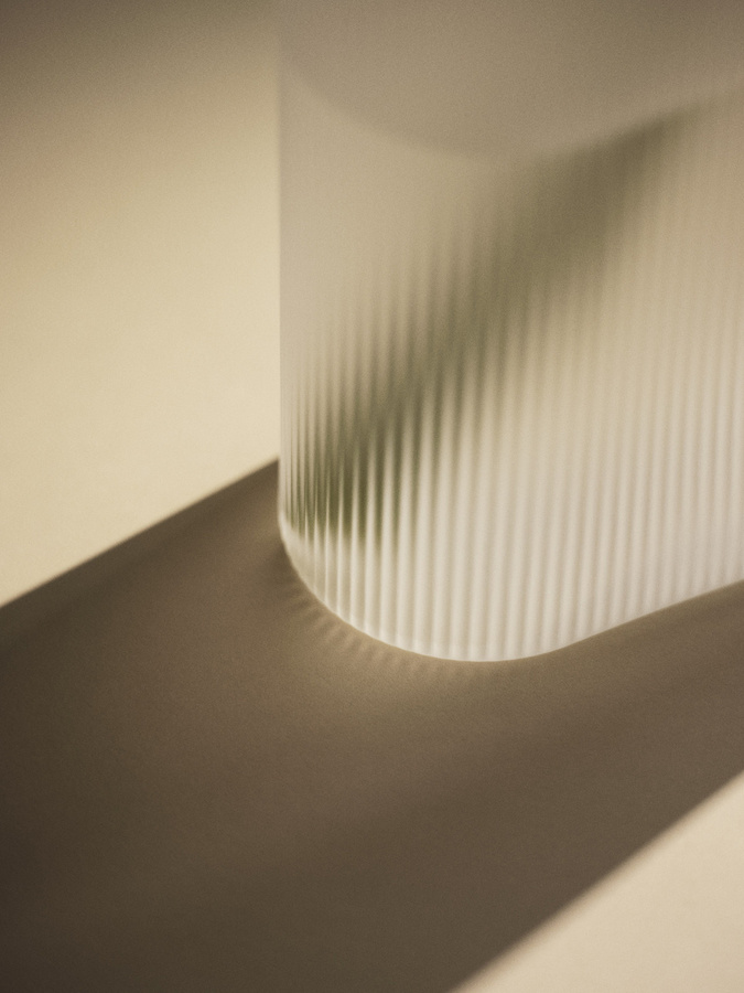 Muuto Ridge Glasvase in Transparent Green mit Streifenmuster - Bild 2