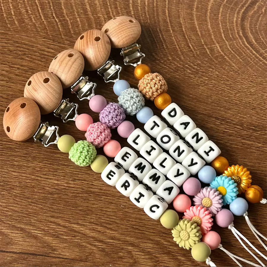 Personalisierte Schnullerkette von Panplay mit gravierbarem Namen und verstellbarem Silikon-Beißringclip für dein Baby - Bild 1