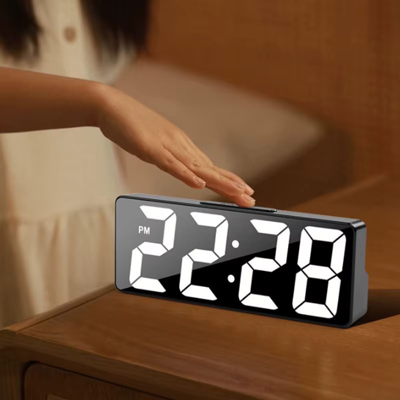 WOKLOK Sprachgesteuerter Digitaler Wecker mit Temperatur- und Datumsanzeige, 2 Alarme, Nachtmodus und USB-Anschluss, Tischuhr in Schwarz oder Weiß - Bild 4