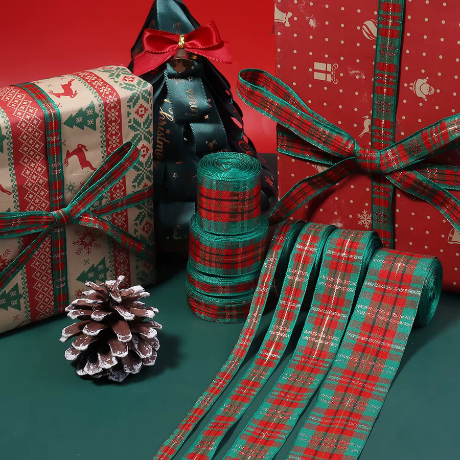 Klassisches kariertes Weihnachtsband aus Polyester in Rot und Grün für deine Geschenkverpackung und DIY-Handarbeiten - Bild 2