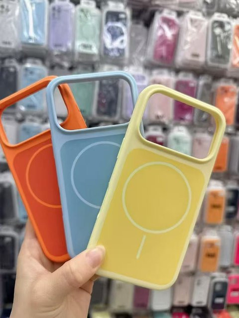 Apple iPhone 17 Pro Max Silikon-Magnet-Telefonhülle in Schwarz mit matter Oberfläche und Luftstropfenschutz für kabelloses Laden - Bild 1