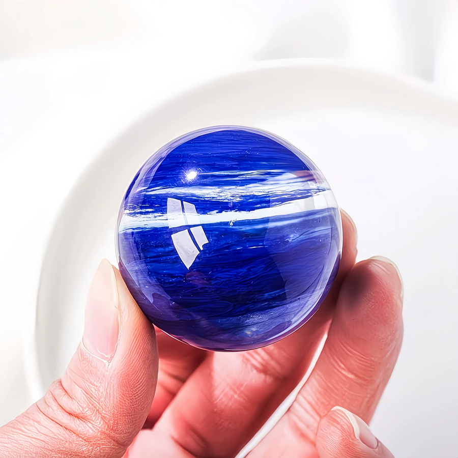 Blaue Geschmolzene Quarzkristallkugel als dekorative Tischdekoration und Worry Stone - Bild 3