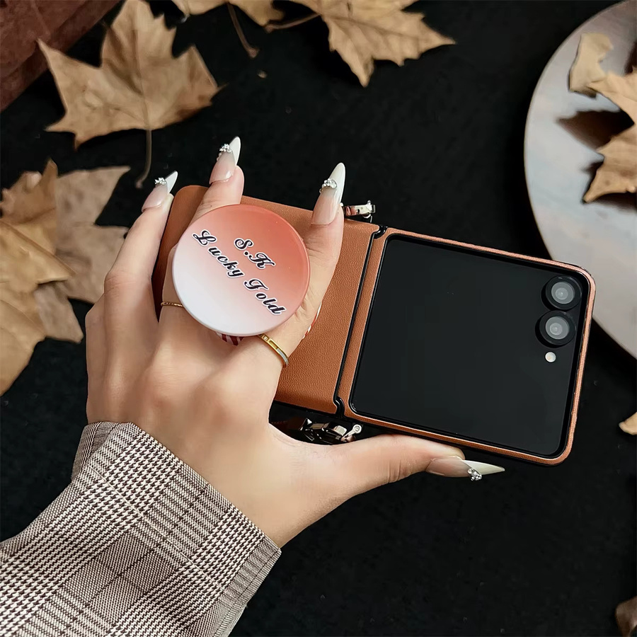 Luxuriöse magnetische PU-Leder Handyhülle mit Handschlaufe und MagSafe Wireless Charging für Samsung Galaxy Z Flip 7 FE, Z Flip 6, Z Flip 5, Z Flip 4, Z Flip 3 in Braun - Bild 2