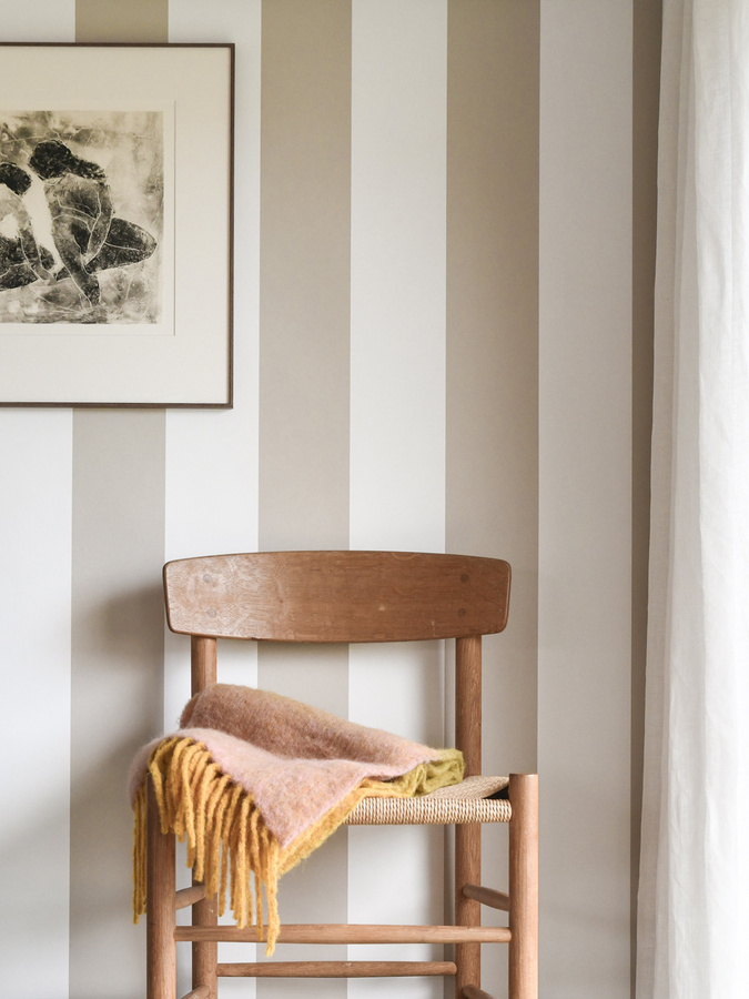 Ulricehamns Tapete Lineup Pier in Braun und Beige mit abstraktem Streifenmuster im skandinavischen Design aus Vlies - Bild 1