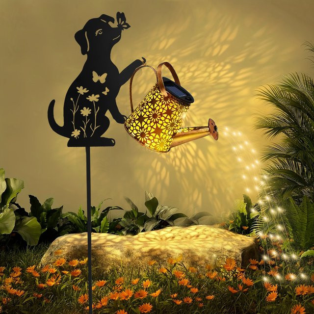 Solar-Gießkanne als Solarlaterne aus Metall mit Katzen- und Hund-Silhouette in Gold/Messing für den Garten und Außenbereich - Bild 1