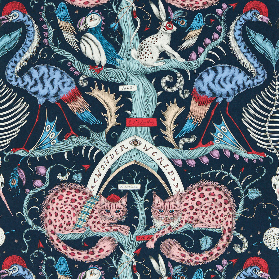 Clarke & Clarke Tapete Wonder World in Berry mit Tiermotiv und Landschaftsdesign in Pink und Multicolour - Bild 1