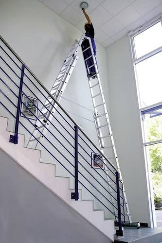 MUNK Günzburger Steigtechnik Aluminium Stufen-Stehleiter in Silber mit einer maximalen Arbeitshöhe von 7 m - Bild 1