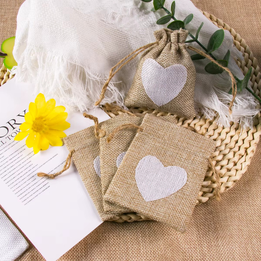 WEIGAO Sackleinen-Geschenkbeutel mit Herz-Motiv und Kordelzug aus Jute in Beige oder Braun für Hochzeiten und besondere Anlässe - Bild 3