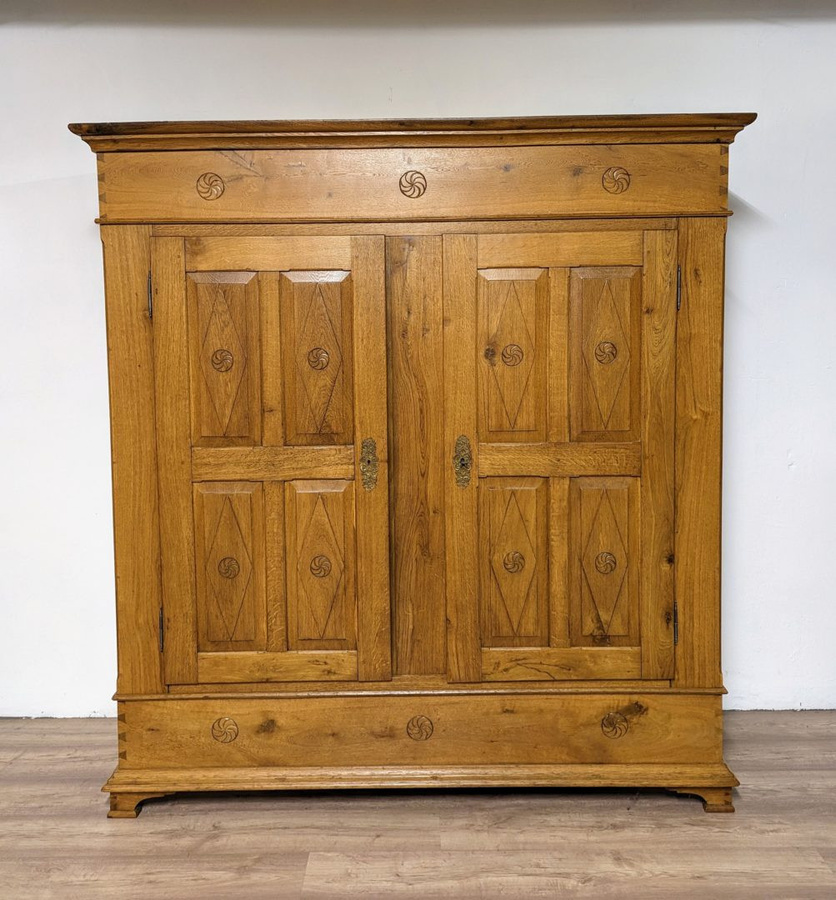 Antikhof Brück Biedermeier Schrank aus Eiche und Fichte in Braun mit Scharniertüren, B/T/H: 202 x 63,5 x 190 cm - Bild 1