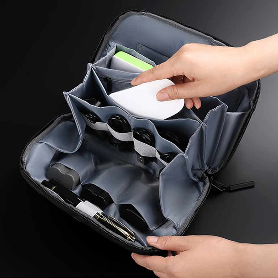 Wasserdichte digitale Organizer-Tasche als tragbare Reisekabel-Aufbewahrungstasche mit mehreren Fächern für Ladegeräte und Kopfhörer in Schwarz oder Grau - Bild 3