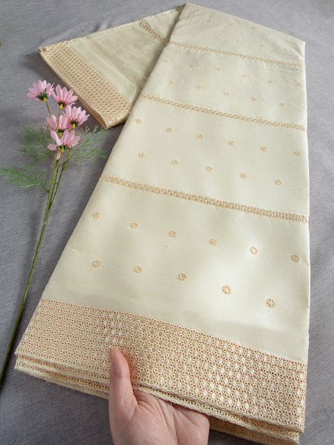 CALEEBEAR Schweizer Voile-Baumwoll-Spitzenstoff in Beige – weicher und strukturierter Spitzenbesatzstoff für Bekleidung und Bastelprojekte - Bild 1