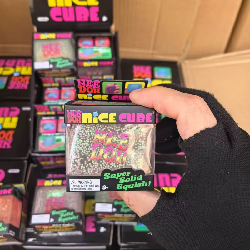 Schylling Needoh Nice Cube Squishy Stressball, leuchtet im Dunkeln, langsam zurückfedernd, sensorischer Glitzer - Bild 4