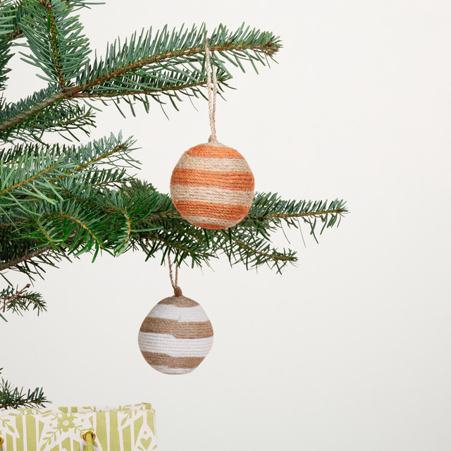 Weihnachtskugel von BLUME2000 in Orange mit Streifen-Design aus Jute - Bild 1