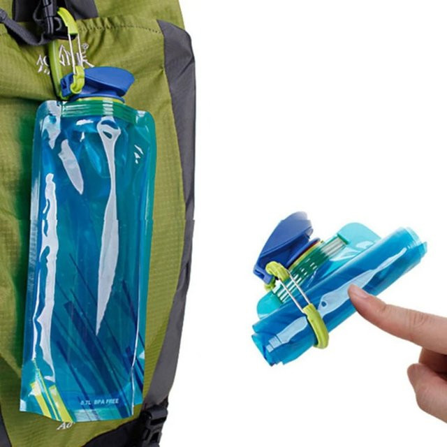 Flexible faltbare Trinkwasserflasche aus Kunststoff in Blau mit Karabinerhaken für Reisen - Bild 1