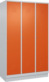 C+P Spind Classic PLUS Garderobenschrank mit Sockel, 3 Abteile, Lichtgrau/Reinorange, H: 195 cm, B: 120 cm, T: 50 cm, mit Zylinderschloss, 4 Garderobenhaken und mittiger Trennwand - Bild 1