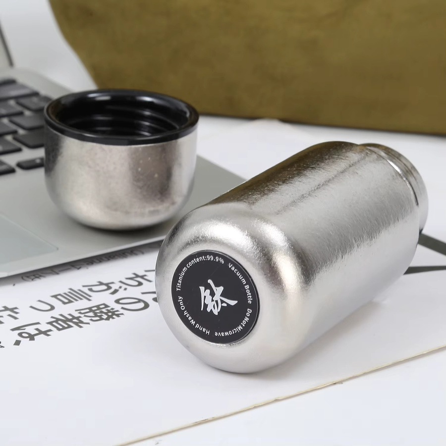 Apuraa Mini-Titan-Thermobecher in Silber, isolierte Kaffeetasse aus Titan und Edelstahl mit 150 ml Volumen - Bild 2