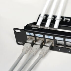 unex Frontblende 19 Zoll 1HE in Schwarz inklusive 24x CAT6A U/FTP Patchpanel - Bild 1