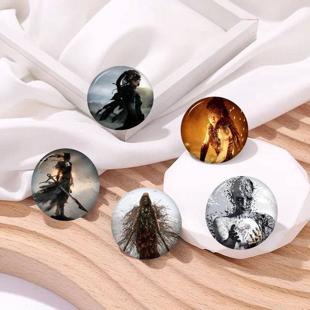 Brosche Hellblade Game Anime, Anstecknadel, Revers-Rucksack-Abzeichen - Bild 1